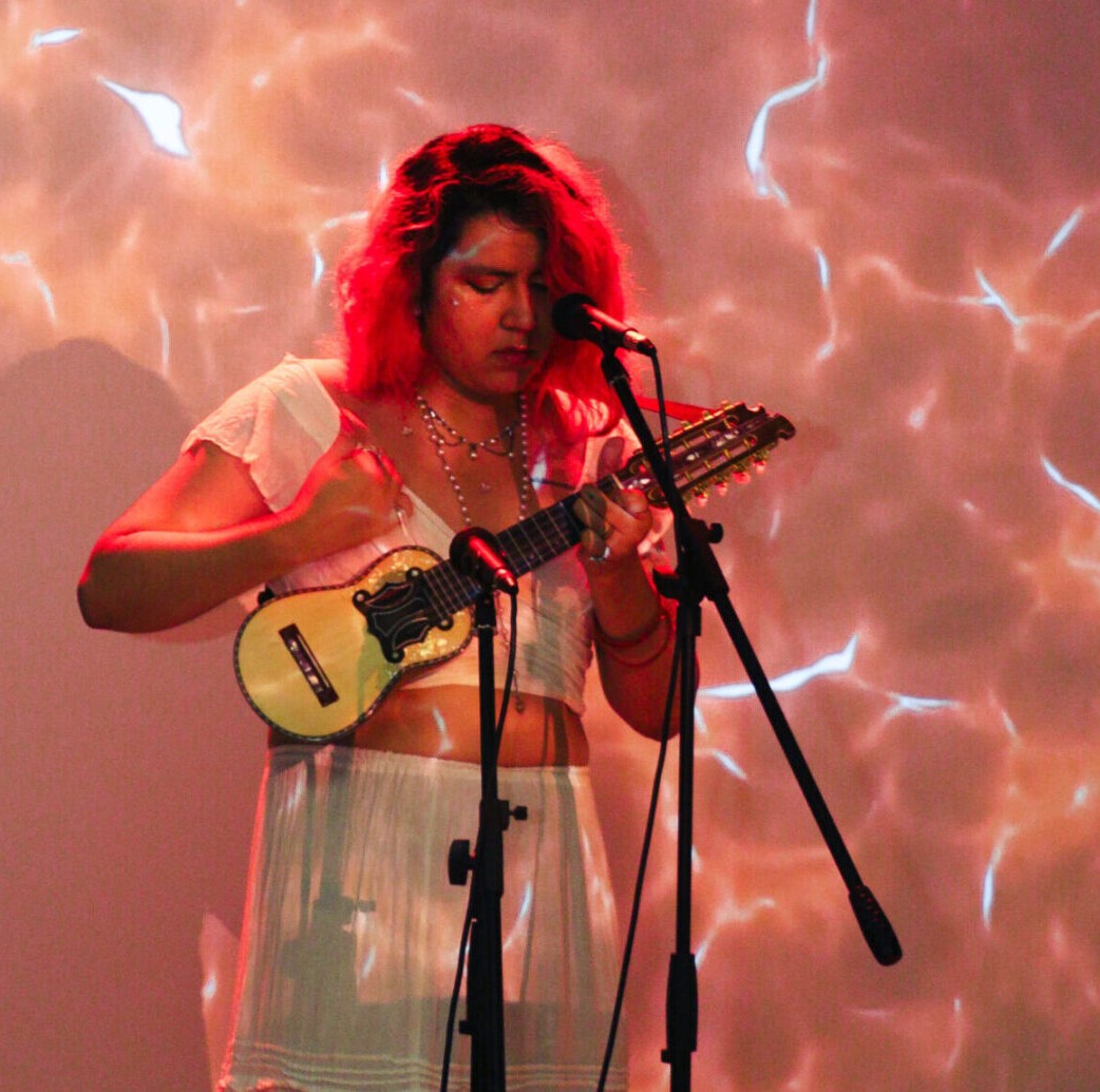 Image for: Del árbol las raíces – Música, poesía y performance