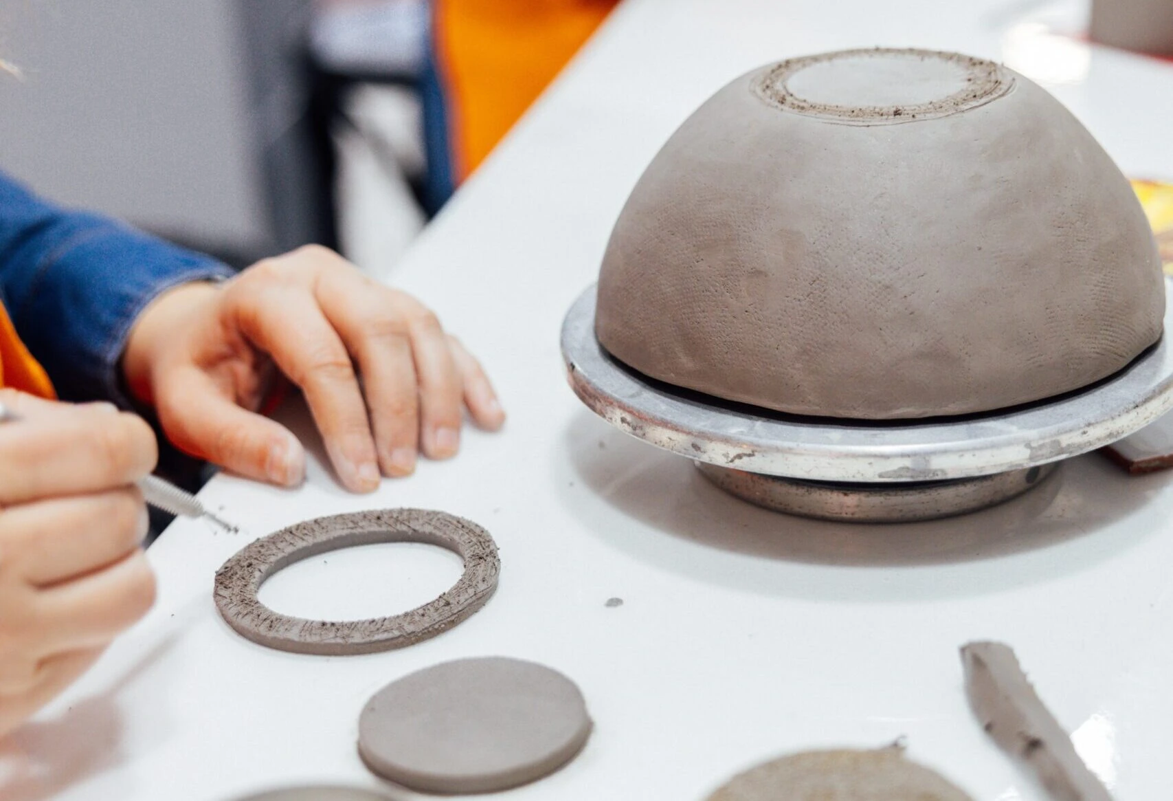 Image for: Hazte una taza, un cuenco o una maceta. Taller de cerámica