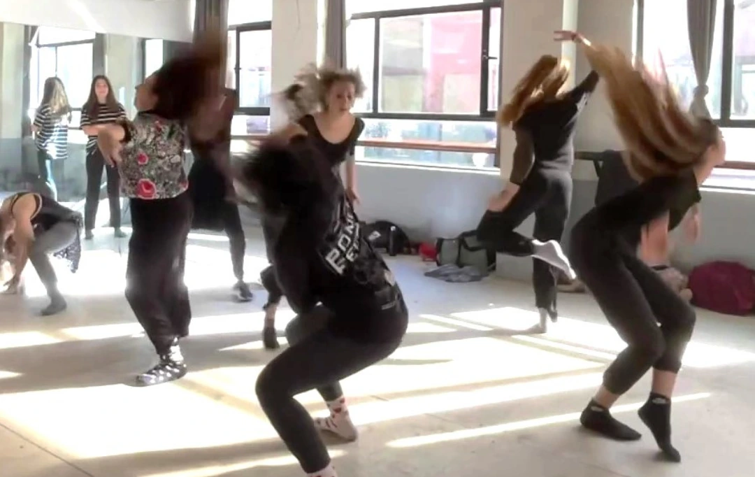 Image for: Taller Iniciación: NO HAY QUE HACER NADA PARA QUE TE QUIERAN — Laboratorio de Flamenco y Folklore Contemporáneo